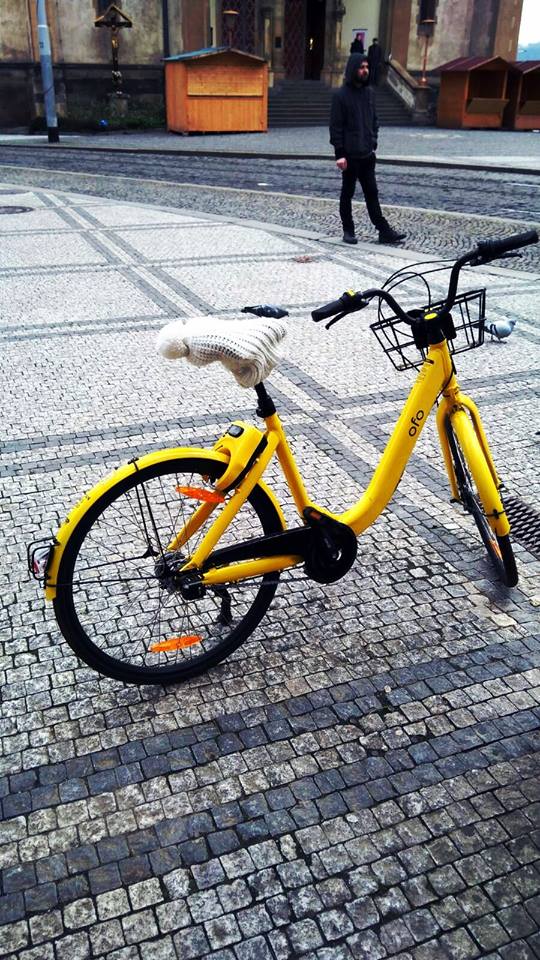 Nejdřív ukradl elektrokolo, pak ho hodil ze srázu a nakonec zapálil