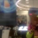 VIDEO: Opilá matka tříleté holčičky napadala kolemjdoucí v obchodním centru. Nadýchala téměř 3,5 promile - Opilá matka
