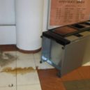 Kávomat opilce neuspokojil, tak skončil na zemi - Kávomat praha