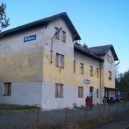 SŽDC navrhuje výrazné zpomalení rychlosti vlaků od roku 2019. Komu se to nelíbí? - 800px-Nádraží_Mšeno,_z_kolejiště šjů