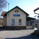 SŽDC navrhuje výrazné zpomalení rychlosti vlaků od roku 2019. Komu se to nelíbí? - Zruč_nad_Sázavou,_nádražní_budova_(01) šjů