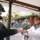 Na Štědrý den si můžete dát na Staroměstském náměstí rybí polévku - Adriana Krnáčová rozlévá rybí polévku na Staroměstském náměstí