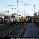 Auto se střetlo s tramvají, hasiči řidiče vyprosťovali - Poděbradská praha hasiči