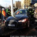 Auto se střetlo s tramvají, hasiči řidiče vyprosťovali - Poděbradská praha hasiči