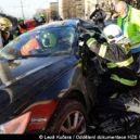 Auto se střetlo s tramvají, hasiči řidiče vyprosťovali - Poděbradská praha hasiči