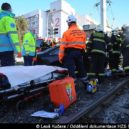 Auto se střetlo s tramvají, hasiči řidiče vyprosťovali - Poděbradská praha hasiči