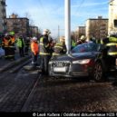 Auto se střetlo s tramvají, hasiči řidiče vyprosťovali - Poděbradská praha hasiči