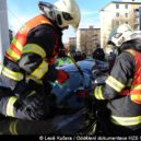 Auto se střetlo s tramvají, hasiči řidiče vyprosťovali - Poděbradská praha hasiči