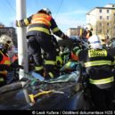 Auto se střetlo s tramvají, hasiči řidiče vyprosťovali - Poděbradská praha hasiči