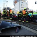 Auto se střetlo s tramvají, hasiči řidiče vyprosťovali - Poděbradská praha hasiči
