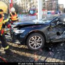 Auto se střetlo s tramvají, hasiči řidiče vyprosťovali - Poděbradská praha hasiči