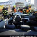 Auto se střetlo s tramvají, hasiči řidiče vyprosťovali - Poděbradská praha hasiči