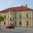 Pocta Vítězslavu Hálkovi - Dolní Břežany – Radnice