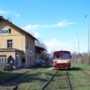 SŽDC navrhuje výrazné zpomalení rychlosti vlaků od roku 2019. Komu se to nelíbí? - Kouřim,_nádraží_s_motorákem šjů