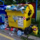 V Roztokách budou hlídat odpadky policisté a kamery - Křejpského_kontejnery_na_plasty_a_papír