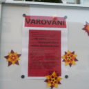 Úhonice terorizuje úchyl v červené Felicii - U školy v Úhonicích visí varovná cedule