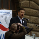 Protesty proti sjezdu ultrapravice - Praha,_Václavské_náměstí,_říjnová_demonstrace_proti_přijetí_uprchlíků,_Tomio_Okamura