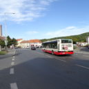 Zbraslav parkování - Zbraslavské_náměstí,_od_Elišky_Přemyslovny,_autobus