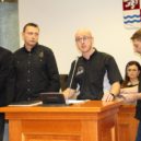 Středočeský kraj schválil dotaci na propagaci Harleye - Zástupce firmy Harley Davidson hovoří k zastupitelům kraje.