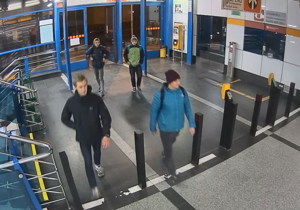VIDEO: Čtveřice sprejerů „ozdobila“ vagon metra po svém, pak se schovali do kolejiště