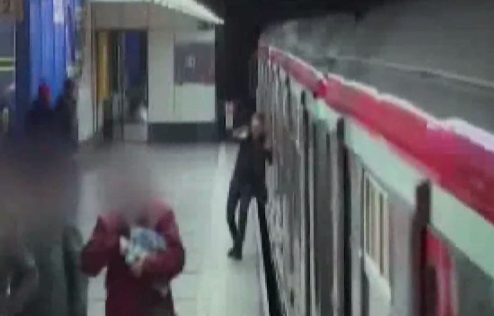 VIDEO: Opilý muž narazil do soupravy metra, když se rozjíždělo. Poranil si přitom hlavu