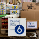 V Praze 6 nasbírali lidé 110 kilo jídla a drogerie - potravinová sbírka (4)