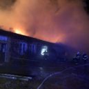 Ve Vinoři se ozývají silné výbuchy, plameny šlehají do několika metrů. Hoří zde hala nedaleko benzínky - požár vinoř 5