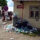 Lidé vyhazují do popelnic věci, které tam nepatří - popelnice