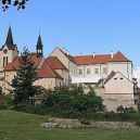 Chvalský zámek ovládla koňská opera Limonádový Joe. Její autor se narodil před 100 lety - 7 Chvalský zámek s kostelem sv. Ludmily tpyy na výlet.cz