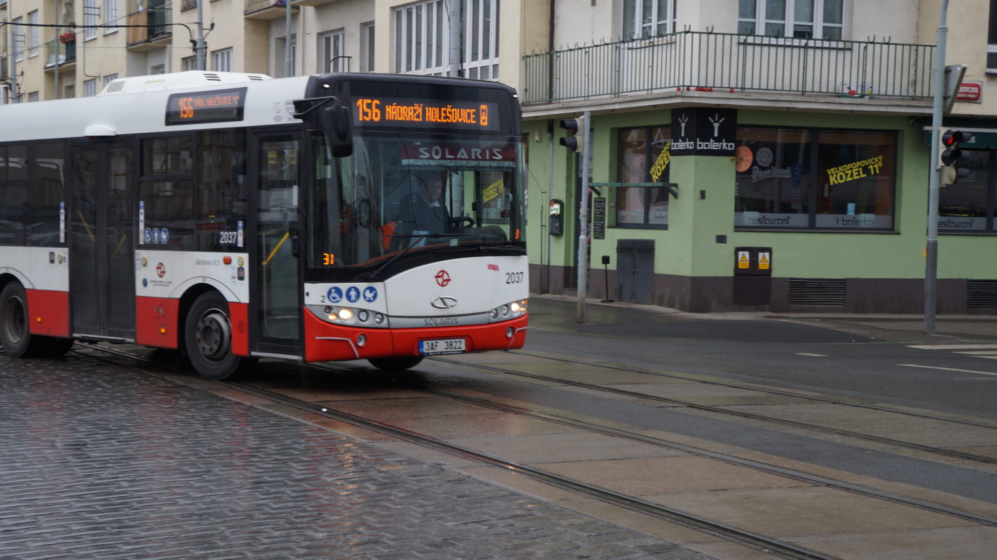 Autobus bude zajíždět na Libeňský most, kam to jen jde. Lidé se méně nachodí