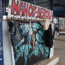 Na Vltavské je laskavá zeď „Nahoď – berou“ - vltavská praha 7 nahoď berou bezdomovci