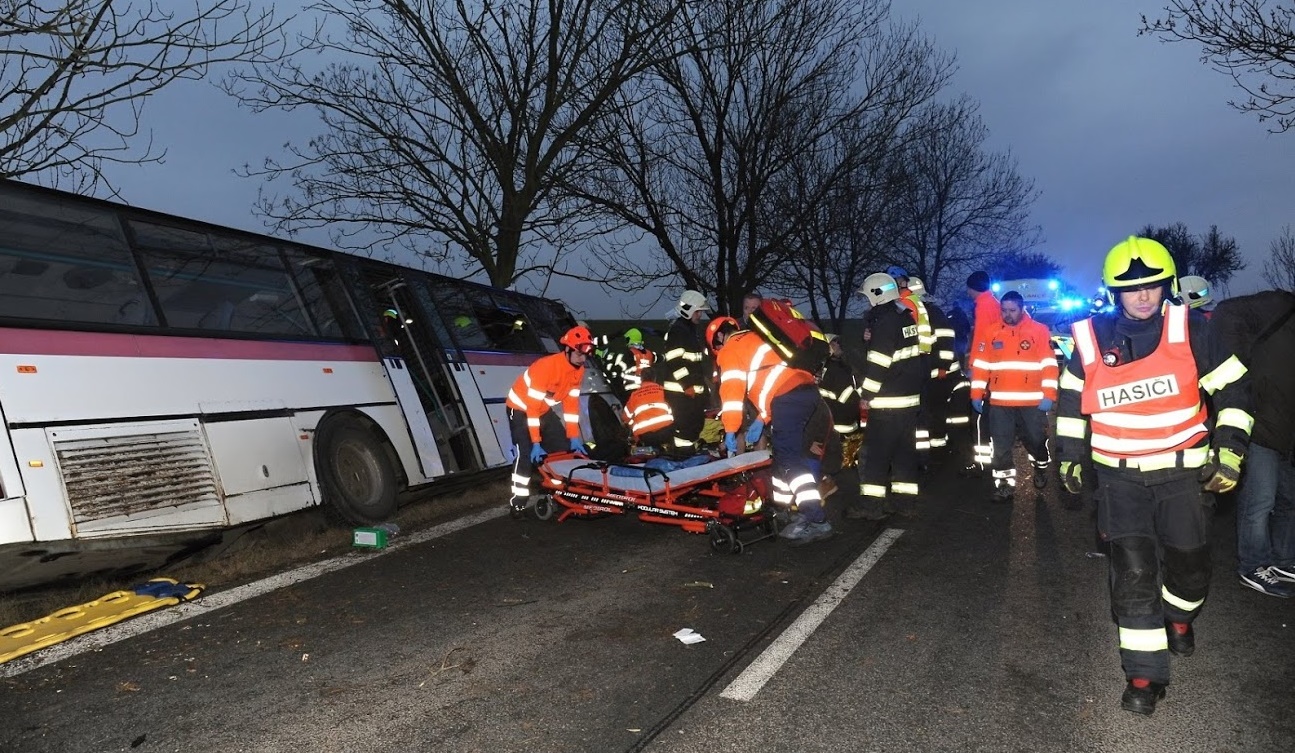 Policie zatím zraněné z nehody autobusu u Horoměřic nevyslechla
