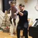 Ondřej G. Brzobohatý před Vánoci hrál a zpíval dětem v MŠ Fíček. Zazněla i Modlitba z Anděla Páně 2 - IMG_0122