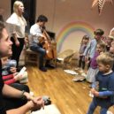 Ondřej G. Brzobohatý před Vánoci hrál a zpíval dětem v MŠ Fíček. Zazněla i Modlitba z Anděla Páně 2 - IMG_0269