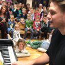 Ondřej G. Brzobohatý před Vánoci hrál a zpíval dětem v MŠ Fíček. Zazněla i Modlitba z Anděla Páně 2 - Ondřej G. Brzobohatý, MŠ Fíček