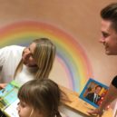 Ondřej G. Brzobohatý před Vánoci hrál a zpíval dětem v MŠ Fíček. Zazněla i Modlitba z Anděla Páně 2 - IMG_1531