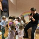 Ondřej G. Brzobohatý před Vánoci hrál a zpíval dětem v MŠ Fíček. Zazněla i Modlitba z Anděla Páně 2 - IMG_1542