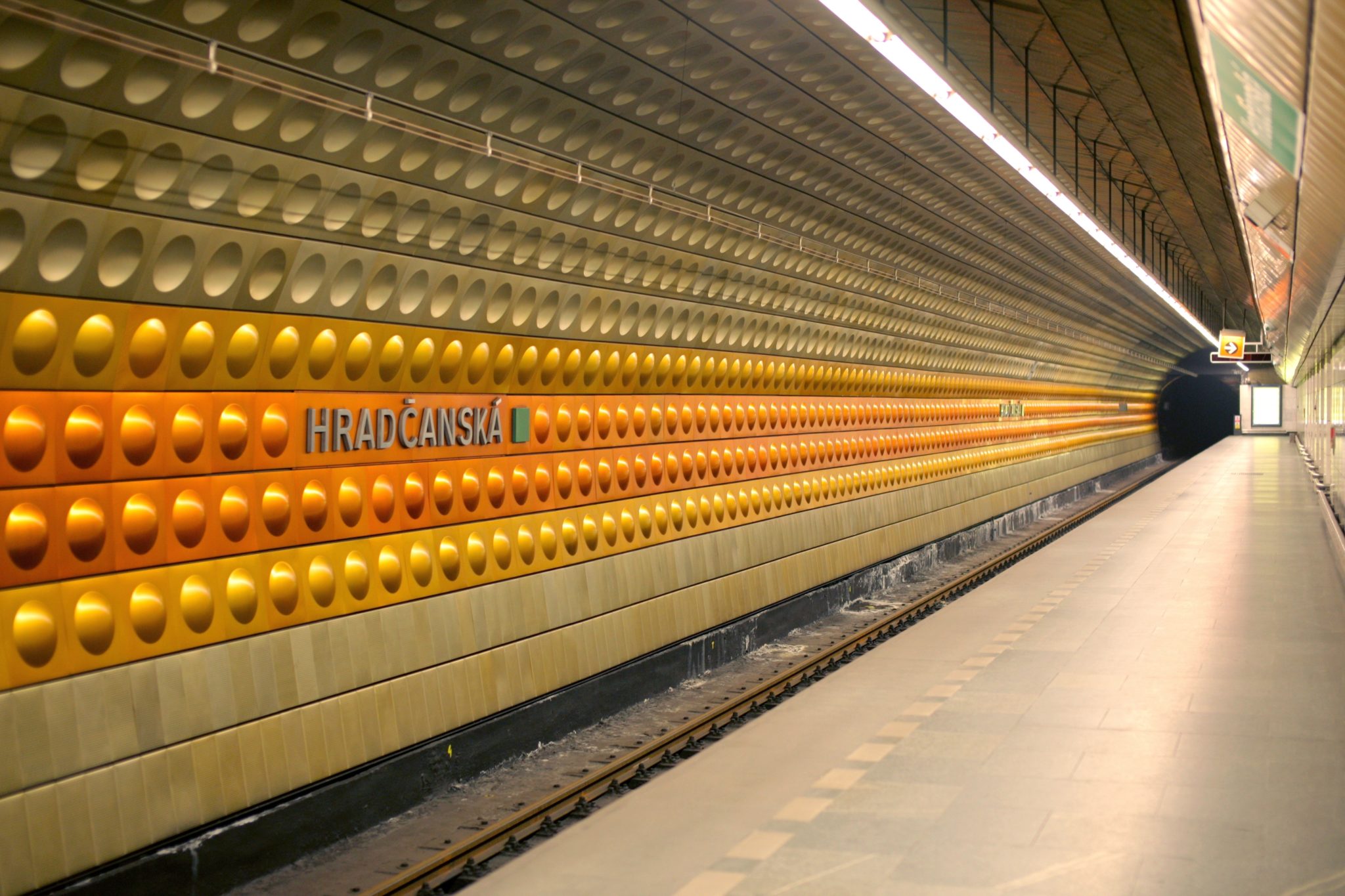 V úseku Muzeum – Hradčanská nejezdilo metro A, do kolejiště na Hradčanské spadl muž
