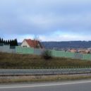 Občany Mníšku pod Brdy trápí hluk z dálnice. Město usiluje o protihlukovou směnu - Mníšek pod Brdy – Protihluková stěna