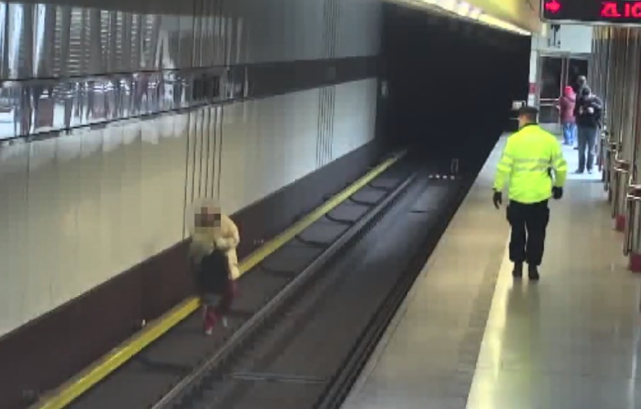VIDEO: Zmatený muž si vlezl na kolejiště metra v zastávce Lužiny a vyhrožoval, že se zabije
