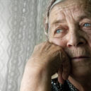 Petice proti koncesionářským poplatkům pro seniory - Seniorka