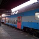 Vlaky - Praha-Holešovice,_patrový_vlak_u_1._nástupiště