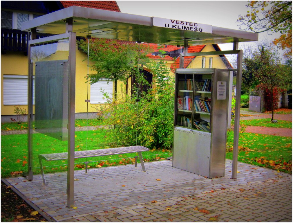 Při čekání na autobus se nemusíte nudit. Ve Vestci mají na zastávkách knihovničku