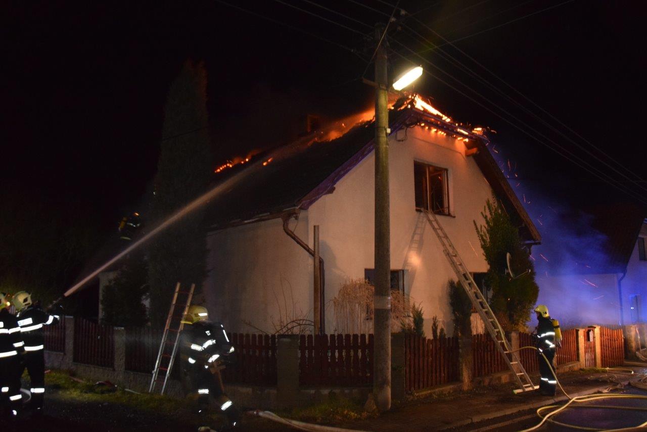 V Zaječově hořel rodinný dům. Vznícené saze usmrtily ženu
