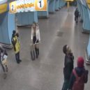 Cizinec se pokusil znásilnit ženu ve výtahu, šel za ní do domu. Před tím oslovil několik žen - Podezřelý muž ze znásilnění