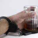 Opilí cizinci zaměstnali pražské strážníky. Jeden okusoval čalouněnou lavici, druhý boural do směrových sloupků - Alkoholik