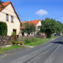 Tragická nehoda u Lochovic: Řidič auta zemřel po srážce s vlakem - lochovice wikimedia 2