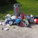 Lidé vyhazují do popelnic věci, které tam nepatří - popelnice
