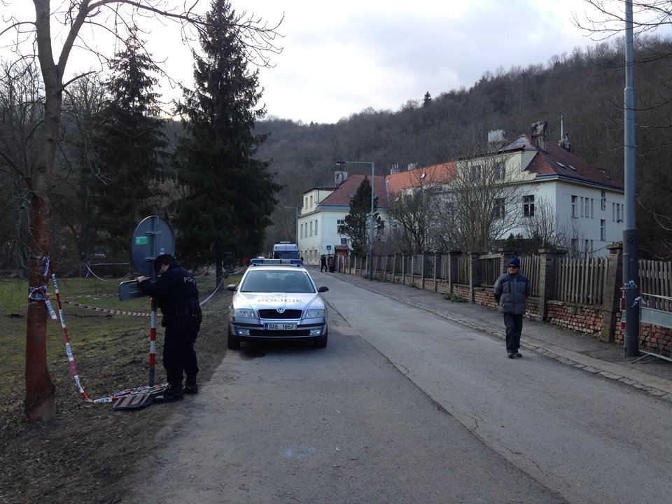 Squatteři slezli ze střechy Šatovky dobrovolně. Šárecké údolí je opět plně průjezdné