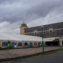 Levé křídlo Průmyslového paláce zakrývá plachta - Průmyslový palác Praha 7 Výstaviště